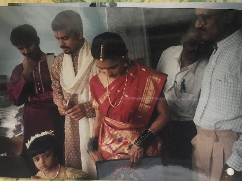  "तिने जेव्हा विचारला तेव्हा ती खरंच खूप लहान होती. मी तिच्यापेक्षा सहा वर्षांनी मोठा आहे. आम्ही लग्न केल्यानंतर महाबळेश्वरला हनिमूनला गेलो तेव्हा तिथे कोणालातरी फोन देऊ आमचा फोटो काढा असं सांगायला लागायचं. अमृता इतकी छोटी दिसत होती माझ्याबाजूला. आम्ही त्या माणसाला सांगितलं फोटो काढाल का? त्याने आमचा फोटो काढला आणि म्हणाला, स्कूल ट्रिप? म्हणजे त्याला वाटलं की मास्तरांनी एका पोरीला साइडला काढलेलं आहे."