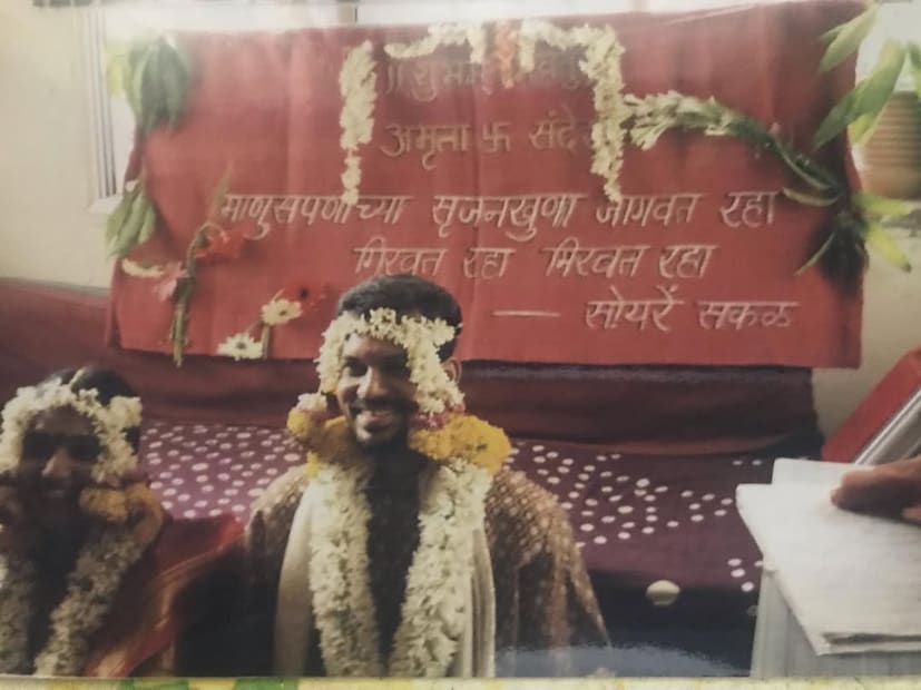  "हा पण एक लीड झाला. त्यानंतर दुबे जींच्या वर्कशॉपमध्ये तो मला भेटला. आमच्या ओळखीचं रुपांतर मैत्रीत झालं. पण मैत्रीचं रुपांतर प्रेमात होऊ शकलं नाही कारण त्याने मला नकार दिला. नंतर त्याने होकार का दिला हे त्याला विचारा..."