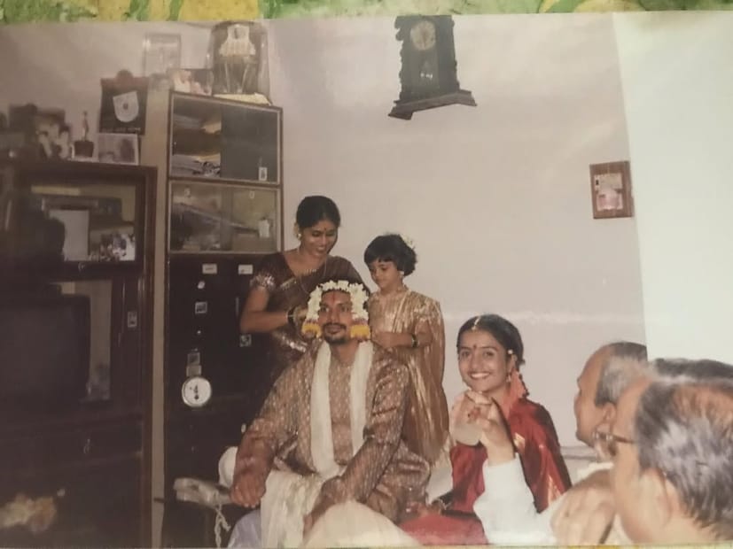  "दुबेजींच्या नाट्यशिबिरात मला पहिल्यांदा सोनाली भेटली. तिची आणि माझी मैत्री झाली. तिचा 3 नोव्हेंबरला वाढदिवस असतो. तेव्हा मोबाईल नव्हते तेव्हा आमच्या त्या काळात आम्ही भेटून एकमेकांना शुभेच्छा द्यायचो. 3 तारखेला मला एका लग्नाला जायचं होतं. मी ठरवलं सोनालीला शुभेच्छा देऊन जायचं."