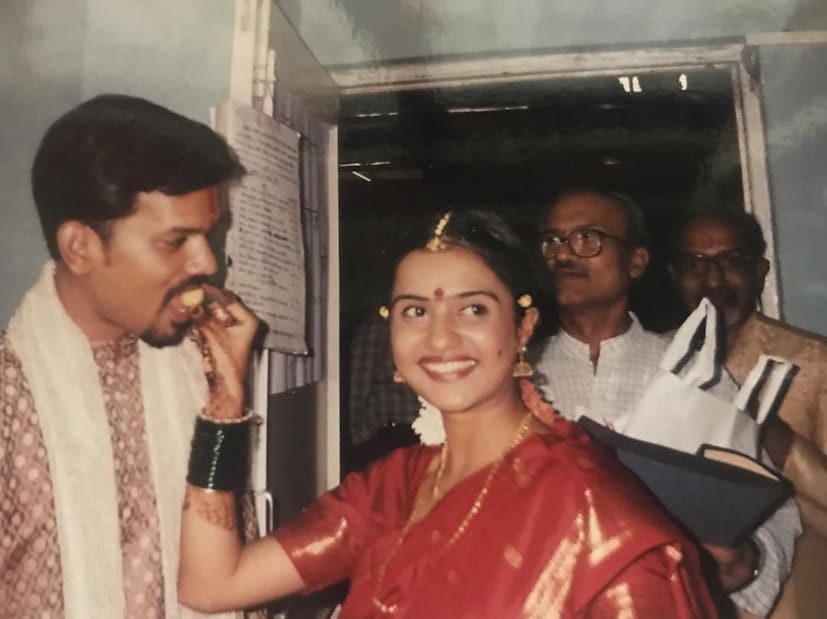 'पुनश्च हनिमून' या नाटकातून अमृता आणि संदेश प्रेक्षकांच्या भेटीला येत आहेत. दोघांकडे पाहिल्यानंतर आयडियल कपल कसं असावं याचा प्रत्येय येतं. अमृता आणि संदेश गेली 22 वर्ष सुखाचा संसार करत आहेत. दोघांची लव्ह स्टोरी हटके आहे. 