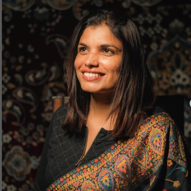 २०१२ मध्ये त्यांनी पहिल्यांदा यूपीएससीची परीक्षा दिली आणि ती उत्तीर्णही केली. मात्र, त्यांचा एकूण स्कोर थोडा कमी असल्याने त्यांनी समाधान न मानता तयारी सुरूच ठेवली. अधिक तयारीसाठी त्या दिल्लीत गेल्या आणि तेथे एका नामांकित यूपीएससी ॲकॅडमीमध्ये प्रवेश घेऊन पुन्हा जिद्दीने अभ्यासाला लागल्या. २०१५ साली दिलेल्या आपल्या दुसऱ्या प्रयत्नात अनुराधा यांनी ६२ वी रँक मिळवत आपले ध्येय साधले आणि यूपीएससी परीक्षा उत्तीर्ण केली. 