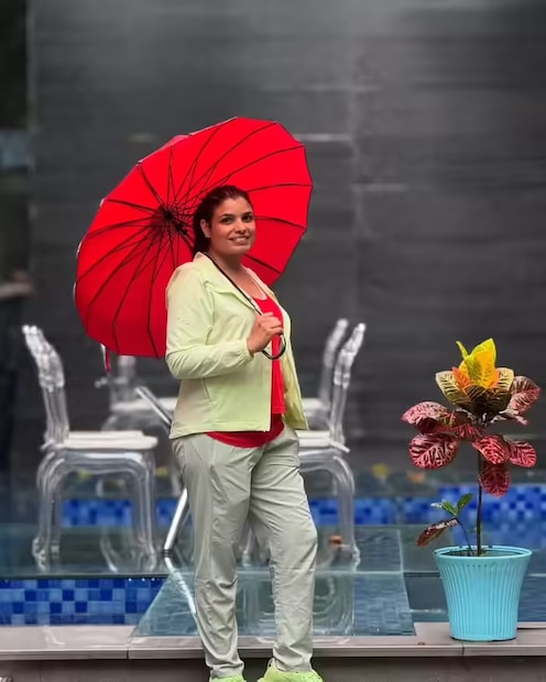 आर्थिक परिस्थिती बेताची, वडील दूध विकून उदर्निवाह करायचे, वडिलांचे आपर कष्ट पाहून अनुराधा पाल लहानपणीच मनात एक निर्धार केला. शिकून खूप मोठं व्हायचं, ही परिस्थिती आपण बदलायची. आज त्यांची पहाडी बेटी म्हणून ओळख आहे. आर्थिक परिस्थिती बेताची, वडील दूध विकून उदर्निवाह करायचे, वडिलांचे आपर कष्ट पाहून अनुराधा पाल लहानपणीच मनात एक निर्धार केला. शिकून खूप मोठं व्हायचं, ही परिस्थिती आपण बदलायची. आज त्यांची पहाडी बेटी म्हणून ओळख आहे.