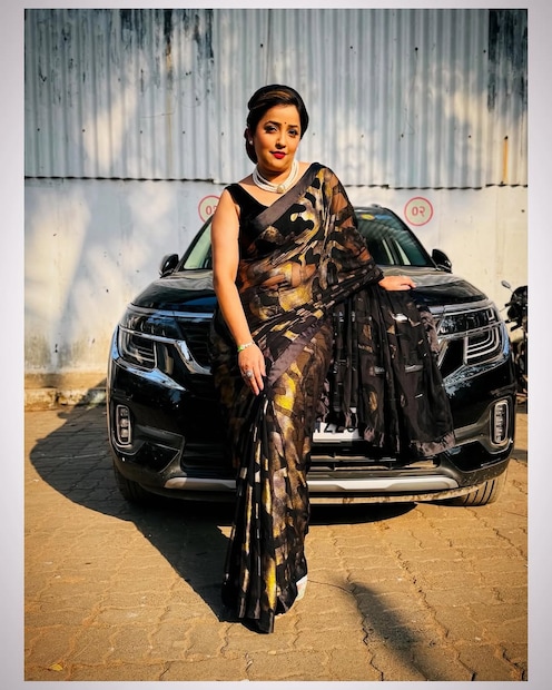  "लोकांना असं वाटतं शेवंता सिंगल आहे, हो आहे. मी वेळ घेतला तेवढा. जेव्हा तुम्ही मनातून हर्ट होता तेव्ह तुम्हाला वेळ लागतो. तुम्ही एका माणसाकडून दुसऱ्या माणसाकडे उडी नाही मारू शकत. पळवाट नाही शोधू शकत, स्टेबिलिटी लागते आणि ती आहे माझ्यात किंवा मी स्वत:ला त्या पद्धतीने डेव्हलप केलं आहे."