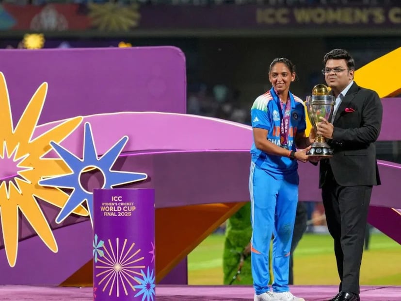 महिला संघाच्या या अभूतपूर्व यशाचं सर्वच स्तरातून कौतुक होत आहे. या विजयाने क्रिकेट चाहत्यांचा महिला क्रिकेटकडे बघण्याचा दृष्टीकोनही बदलून टाकला आहे. बीसीसीआयसह सरकारकडून क्रिकेट टीमसाठी मोठ्या बक्षीसाची घोषणाही करण्यात आली आहे. 