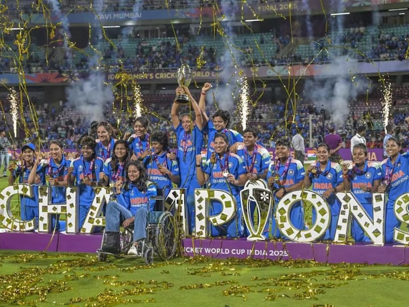 भारतीय महिला क्रिकेट संघाने रविवारी दक्षिण अफ्रिकेच्या संघाला नमवून वनडे इंटरनॅशनल विश्वकपला गवसणी घातली. अनेक वर्षाच्या प्रयत्नानंतर पहिल्यांदाच महिला क्रिकेट संघाने एकदिवसीय क्रिकेट फॉरमॅटमध्ये कप जिंकला. भारतीय महिला क्रिकेट संघाने रविवारी दक्षिण अफ्रिकेच्या संघाला नमवून वनडे इंटरनॅशनल विश्वकपला गवसणी घातली. अनेक वर्षाच्या प्रयत्नानंतर पहिल्यांदाच महिला क्रिकेट संघाने एकदिवसीय क्रिकेट फॉरमॅटमध्ये कप जिंकला.