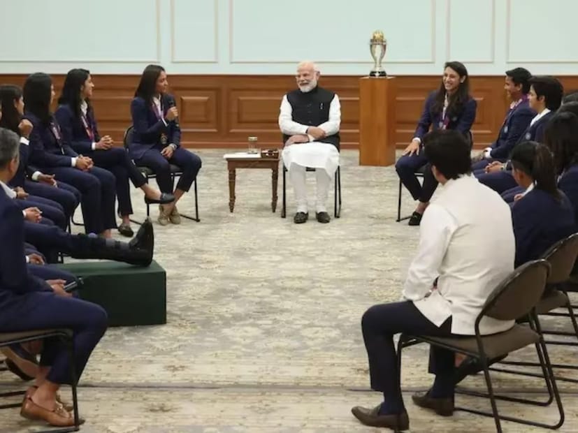 शिवाय तू माझ्या हिरोला कधी भेटणार आहे, असं म्हणत आईने आपल्याला आतापर्यंत चार ते पाच वेळा कॉल केल्याचं देखील अरुंधतीने सांगितलं. यानंतर मोदींनी देखील अरुंधतीला आणि तिच्या आईला शुभेच्छा दिल्या. 