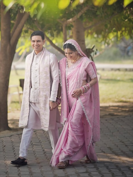 'क्योंकी सास भी कभी बहू थी' फेम अभिनेत्री अश्लेषा सावंत हिनं लग्न केलं आहे. 23 वर्षा अभिनेता संदीप बसवानाबरोबर ती लिव्ह इनमध्ये राहत होती. अखेर 23 वर्षांनी दोघांनी लग्न करण्याचा निर्णय घेतला. दोघांच्या लग्नाचे फोटो सध्या सोशल मीडियावर व्हायरल होत आहेत.   