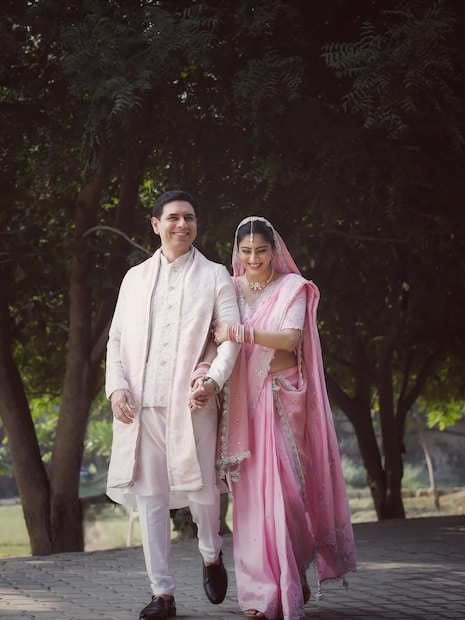 'क्योंकी सास भी कभी बहू थी' मध्ये दिसलेला संदीप बसवाना यांनी ईटाइम्सला दिलेल्या मुलाखतीत इतके दिवस लग्न न करण्याचे खरे कारण सांगितले. दोघांमध्ये वयाचा मोठा फरक आहे. अभिनेत्री अश्लेषा सावंत 41 वर्षांची आहे तर संदीप 47 वर्षांचा आबे. दोघांमध्ये 6 वर्षांचं अंतर आहे.