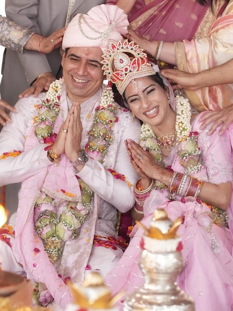 या जोडप्याने शेअर केलेल्या कोलाब पोस्टमध्ये त्यांचे अनेक सुंदर फोटो आहेत. लग्नात अश्लेषा सावंत गुलाबी साडीत खूप सुंदर दिसत आहे, तर संदीप बसवाना शुभ्र पांढऱ्या कुर्त्या-पायजम्यात खूप डॅशिंग दिसत आहेत. या टीव्ही कपलने अतिशय सुंदर प्रकारे २३ वर्षे आपले नाते जपले आणि आता ते अधिकृतपणे पती-पत्नी बनले आहेत.