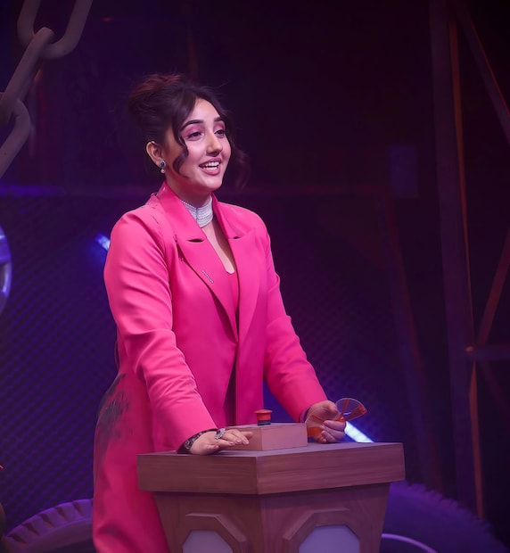 अशनूर कौर ही टीव्हीवरील एक मोठी स्टार आहे. त्यामुळे 'बिग बॉस'मध्ये येण्यासाठी तिला तगडी फी मिळाली. जागरण हिंदीच्या एका रिपोर्टनुसार, 'बिग बॉस'मध्ये एका आठवड्यासाठी अशनूर कौरला तब्बल ६ लाख रुपये इतकी भरभक्कम फी दिली जात होती.