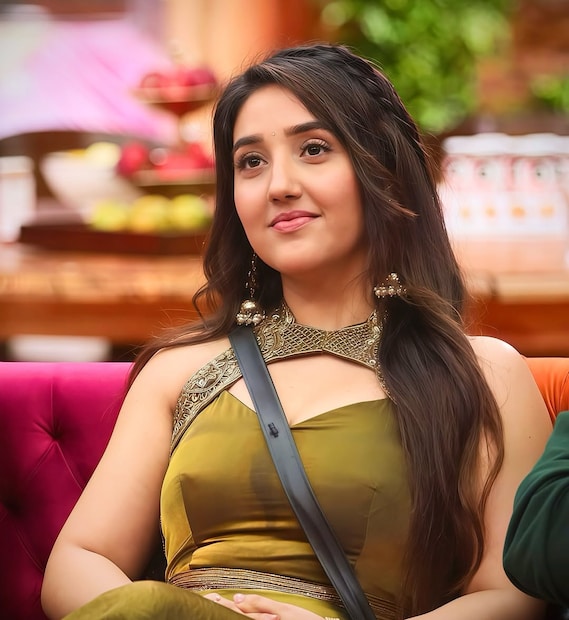 ती १४ आठवडे घरात राहिली. म्हणजेच, 'बिग बॉस १९' मधून तिने जवळपास ८४ लाख रुपये इतकी मोठी रक्कम आपल्या नावावर केली आहे. वयाच्या २१ व्या वर्षी एवढी मोठी कमाई करणे हे निश्चितच कौतुकास्पद आहे.