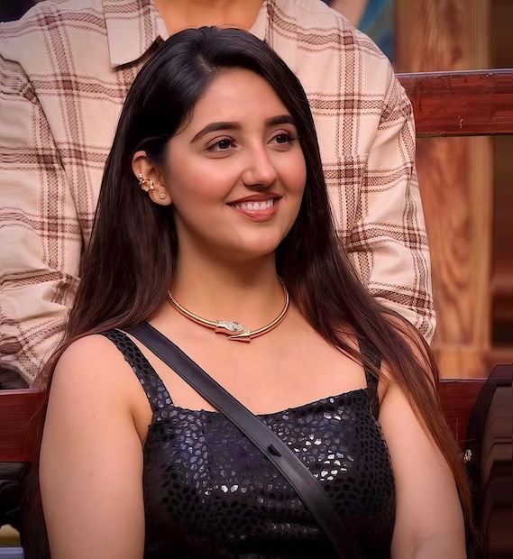 अशनूर कौरने लहानपणापासून अनेक सुपरहिट टीव्ही शोमध्ये काम केले आहे. ती टीव्ही शोच्या एका एपिसोडसाठी सुमारे ४० हजार रुपये फी घेते. याशिवाय मॉडलिंग असाइनमेंट्स आणि इन्स्टाग्रामसारख्या सोशल मीडिया प्लॅटफॉर्मवरूनही तिची मोठी कमाई होते.