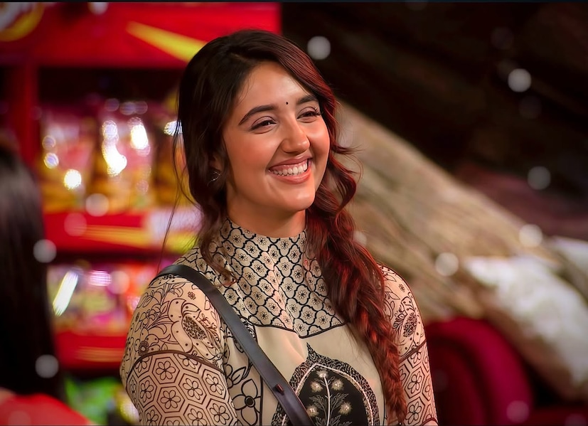 अशनूर कौर बाहेर पडल्यानंतर 'बिग बॉस १९' च्या घरात आता फक्त गौरव खन्ना, अमाल मलिक, शहबाज, फरहाना भट्ट, मालती चहर, तान्या मित्तल आणि प्रणित मोरे हे स्पर्धक उरले आहेत. अशनूरला जरी बाहेरचा रस्ता दाखवण्यात आला असला, तरी तिने या शोमधून लाखो चाहत्यांची मनं जिंकली आहेत.