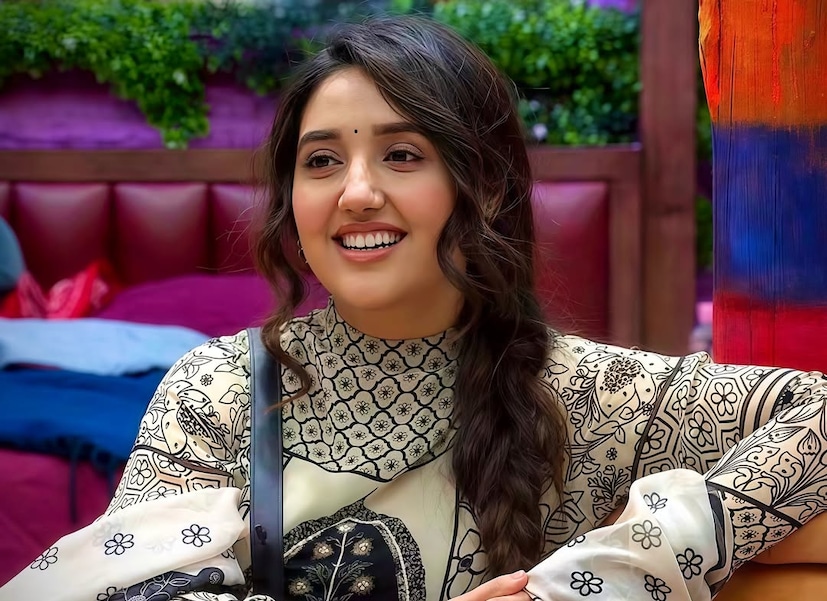 मुंबई: छोट्या पडद्यावरील लोकप्रिय चेहरा, अवघी २१ वर्षांची अभिनेत्री अशनूर कौरला 'बिग बॉस १९' मधून अचानक एक्झिट घ्यावी लागली. वीकेंड का वारमध्ये सहस्पर्धक तान्यावर शारीरिक हल्ला केल्यामुळे तिला घराबाहेरचा रस्ता दाखवण्यात आला.