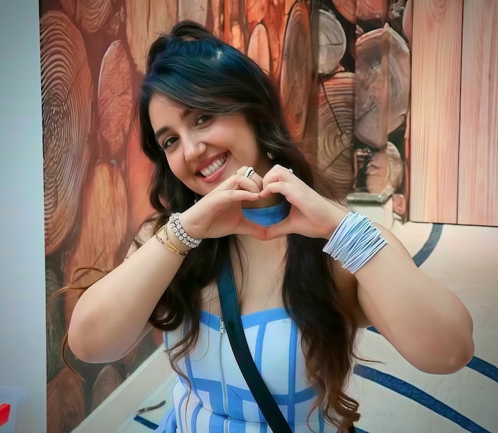 इन्स्टाग्रामवर तिचे १०.५ मिलियनहून अधिक फॉलोअर्स आहेत, जे तिच्या ब्रँड व्हॅल्यूची ताकद दर्शवतात. मीडिया रिपोर्ट्सनुसार, अशनूर कौरची एकूण संपत्ती ७ कोटी रुपयांच्या आसपास आहे.