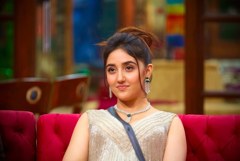 तिच्या या धक्कादायक एक्झिटमुळे चाहते नाराज झाले असले तरी, फक्त १४ आठवड्यांमध्ये तिने या शोमधून केलेल्या कमाईचा आकडा सध्या चर्चेचा विषय ठरला आहे.