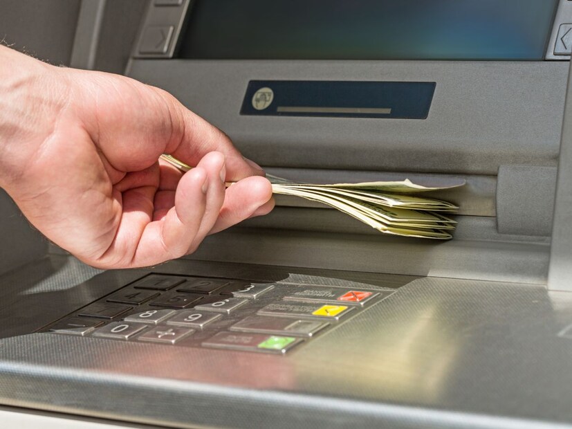 ATM संबंधीत फेसबुक, वॉट्सअ&#x200d;ॅप आणि इतर प्लॅटफॉर्मवर असा मेसेज व्हायरल होत आहे की एटीएममध्ये पिन टाकण्याआधी जर आपण ‘कॅन्सल’ बटण दोनदा दाबले, तर तुमचा पिन चोरी होणार नाही आणि हॅकर्स पकडले जातील. डिजिटल फसवणुकीपासून वाचण्यासाठी ही एक ‘जादूची ट्रिक’ असल्याचं लोक सांगू लागले आहेत. हा दावा इतका पसरला की अनेकांनी तो खरा मानायला सुरुवातही केली.