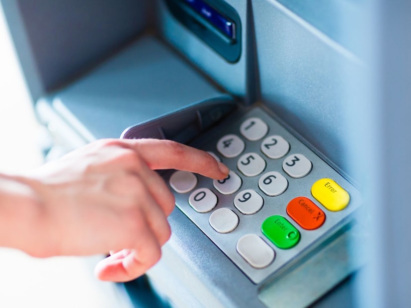 जग आता पुढे गेलं आहे. कॅश काढण्यासाठी आधी ATM चा वापर केला जायचा, ज्यामुळे लोकांचा वेळ वाचायचा आणि कोणत्याही वेळी गरजेला पैसे मिळत असत. पण आता काळ बदलला आहे. आता सगळेच लोक डिजिटल पेमेंटकडे वळले आहेत, ज्यामुळे लोकाना पैसे जवळ ठेवण्याची आणि ते चोरी होण्याची काळजीच संपली. शिवाय डिजिटल पेमेंटमुळे तुम्ही कुठे आणि कोणाला किती पैसे दिले याचा रेकॉर्ड ठेवणं सोपं जातं. जग आता पुढे गेलं आहे. कॅश काढण्यासाठी आधी ATM चा वापर केला जायचा, ज्यामुळे लोकांचा वेळ वाचायचा आणि कोणत्याही वेळी गरजेला पैसे मिळत असत. पण आता काळ बदलला आहे. आता सगळेच लोक डिजिटल पेमेंटकडे वळले आहेत, ज्यामुळे लोकाना पैसे जवळ ठेवण्याची आणि ते चोरी होण्याची काळजीच संपली. शिवाय डिजिटल पेमेंटमुळे तुम्ही कुठे आणि कोणाला किती पैसे दिले याचा रेकॉर्ड ठेवणं सोपं जातं.