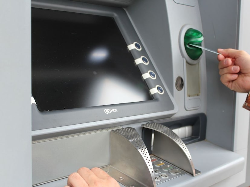 कीपॅडवर बसवलेल्या कॅमेरा किंवा कव्हरमुळे पिन चोरी होऊ शकतो. त्यामुळे नंबर पॅडवर हात ठेवून पिन टाका. पिन दर 3–6 महिन्यांनी बदला आणि सोपे पिन जसे 1234, 0000, 1111 वगैरे वापरू नका. कार्ड हरवल्यास किंवा चोरी झाल्यास ताबडतोब ब्लॉक करा. बँकेला कॉल करून कार्ड लगेच निष्क्रिय करा.