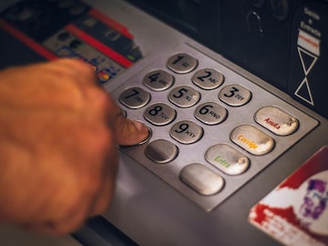 'ATM मध्ये गेल्यावर 2 वेळा दाबा कॅन्सल बटण, नाही केलात तर.... ' काय सांगतं RBI? 'ATM मध्ये गेल्यावर 2 वेळा दाबा कॅन्सल बटण, नाही केलात तर.... ' काय सांगतं RBI?