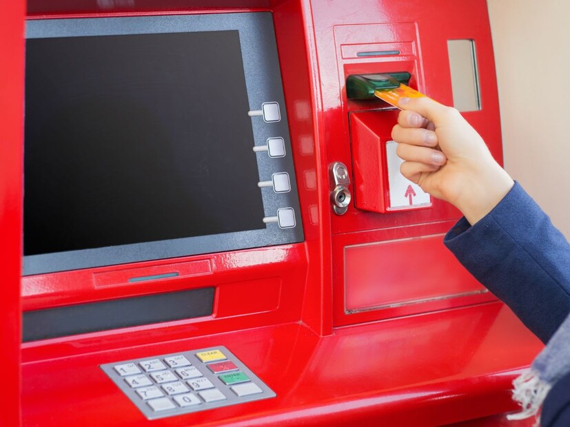 मग एटीएम फसवणूक होत नाही का?अनेक लोकांनी प्रश्न विचारला, जर हा दावा चुकीचा असेल तर एटीएममधील स्किमिंगची प्रकरणेही खोटी आहेत का?
उत्तर आहे नाही! स्किमिंगची फसवणूक खरोखर घडते.
चोर एटीएमच्या कार्ड स्लॉटवर स्किमिंग डिव्हाइस बसवतात, ज्यामुळे आपण कार्ड घातल्यावर त्याची माहिती त्यांना मिळते. काही ठिकाणी कीपॅडवर खोटे कव्हर बसवून पिन नंबरही चोरी केला जातो. यामुळे अनेकांचे पैसे गमावले जातात. म्हणून स्किमिंग ही वास्तविक समस्या असली तरी ‘कॅन्सल बटण ट्रिक’ हा पूर्णपणे अफवा आहे.