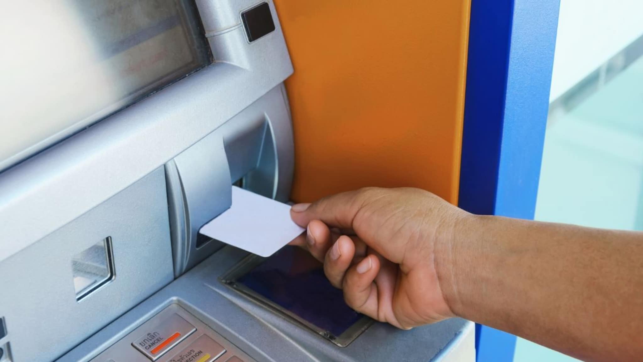 ATM मधून फक्त पैसे नाही, ही 7 कामही करता येतात, बँकेत जाण्याची ही गरज नाही, तुम्हाला हे माहितीय का?