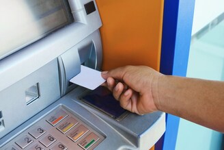 ATM मधून फक्त पैसे नाही, ही 7 कामही करता येतात, बँकेत जाण्याची ही गरज नाही