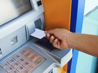 ATM मधून फक्त पैसे नाही, ही 7 कामही करता येतात, बँकेत जाण्याची ही गरज नाही