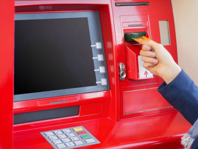 कार्ड एटीएममध्ये अडकला तर अनोळखी लोकांकडून मदत मागू नका, अनोळखी व्यक्ती फसवणूक करणारी असू शकते. संशयास्पद वाटल्यास दुसऱ्या एटीएममध्ये व्यवहार करा आणि पहिल्या एटीएमची तक्रार बँकेत नोंदवा.