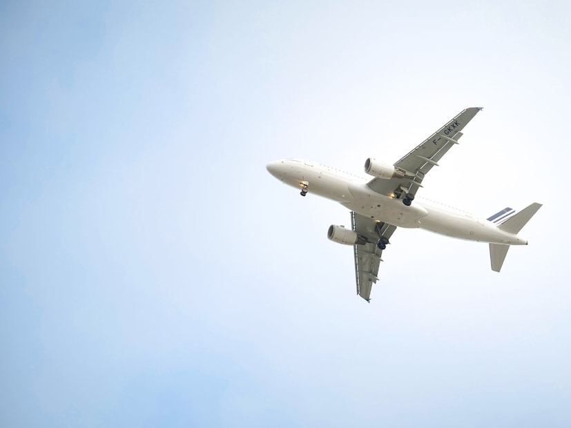 लोकांना कुठेही लांबचा प्रवास करायचा असेल तर त्यासाठी विमान हा सर्वात चांगलापर्याय आहे. यामुळे वेळ वाचतो. त्यामुळे बहुतांश लोक विमानाने प्रवास करतात. हवाई प्रवास करताना, विमानात बसलेल्या प्रत्येक प्रवाशाचा सर्वात मोठा विश्वास असतो तो कॉकपिटमध्ये असलेल्या पायलटांवर आणि त्यांच्या जबाबदारीवर. हजारो फूट उंचीवर हे महाकाय विमान उडवणे सोपे काम नसते. अशा परिस्थितीत, जेव्हा विमान 8, 12 किंवा 15 तासांच्या लांब पल्ल्याच्या उड्डाणावर (Long Haul Flight) असते, तेव्हा एक प्रश्न मनात येतोच की लांबच्या प्रवासात पायलट इतका वेळ सलग जागे राहून विमान कसे चालवत असतील?