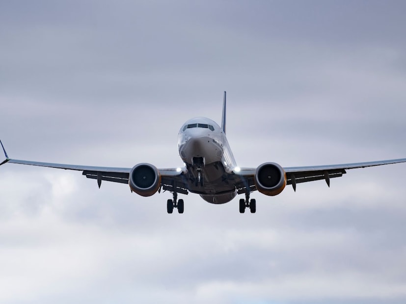 पायलट उड्डाणादरम्यान विश्रांती घेतात, किंवा झोपतात आणि विशेष म्हणजे, हे पूर्णपणे वैध आहे आणि आंतरराष्ट्रीय विमान वाहतूक नियमांनुसार (Aviation Rules) चालते.