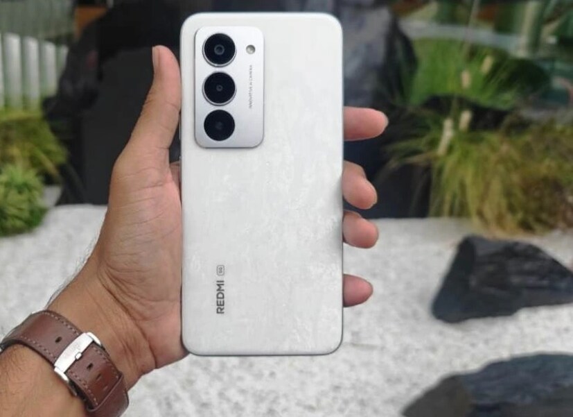 Redmi 15 5G : रेडमी 15 5Gमध्ये 144Hz रिफ्रेश रेटसह 6.90 इंचाचा एफएचडी डिस्प्ले आहे. हा फोन Snapdragon 6s Gen 3 प्रोसेसरने चालवला आहे. कॅमेरा सेटअपमध्ये 50MPचा रियर आणि 8MPचा फ्रंट कॅमेरा आहे. या फोनमध्ये 7000mAh बॅटरी आहे आणि तो 33W फास्ट चार्जिंगला सपोर्ट करतो.