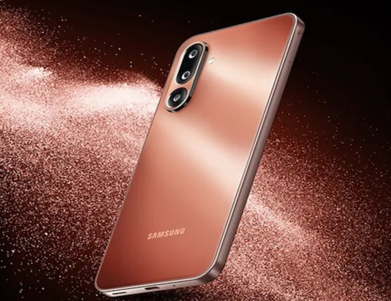 Samsung Galaxy F17 5G : Samsung Galaxy F17 5G मध्ये 90Hz रिफ्रेश रेटसह 6.70-इंचाचा FHD डिस्प्ले आहे. हा स्मार्टफोन Exynos 1330 प्रोसेसरने सुसज्ज आहे. कॅमेरा सेटअपमध्ये 50MP, 5MP आणि 2MP चा रिअर कॅमेरा आणि 13MP चा फ्रंट कॅमेरा आहे. फोनमध्ये फास्ट चार्जिंग सपोर्टसह 5000mAh बॅटरी आहे.
