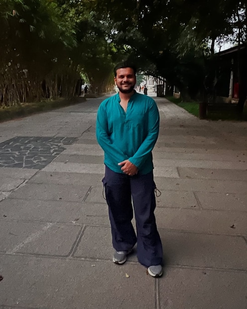 मार्च २०२४ मध्ये 'बबिता जी' म्हणजेच मुनमुन दत्ता आणि 'टप्पू' (राज अनादकट) यांनी गुजरातच्या वडोदरा येथे गुपचूप साखरपुडा केल्याची अफवा सोशल मीडियावर पसरली होती. या अफवेदरम्यान, भव्य गांधीचे फोटोही मुनमुनसोबत जोडले गेले होते, ज्यामुळे गोंधळ निर्माण झाला.