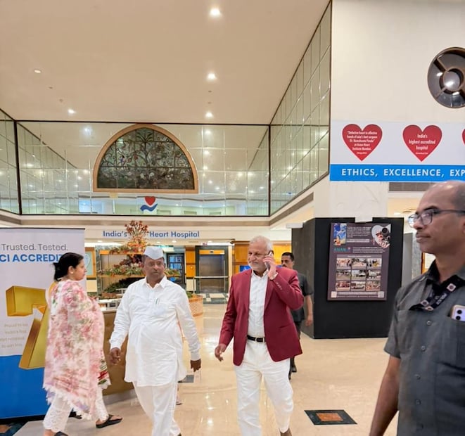 मंत्री छगन भुजबळांच्या तब्येतेची विचारपूस करण्यासाठी मंत्री झिरवळ आणि मंत्री माणिकराव कोकाटे यांनी रुग्णालयात जाऊन विचारपूस केली. 