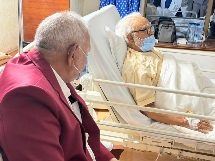 छगन भुजबळ यांच्यावर एशियन हार्ट इन्स्टिट्यूट मुंबई इथं हृदय शस्त्रक्रिया करण्यात आली होती. त्यानंतर आता त्यांची प्रकृती स्थिर आहे. डॉक्टरांनी परवानगी दिल्यानंतर राष्ट्रवादीच्या नेत्यांनी आज त्यांची भेट घेतली.