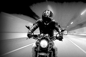 टोलनाक्यावर बाईक्सना Toll का द्यावा लागत नाही? यामागे आहे कायदा