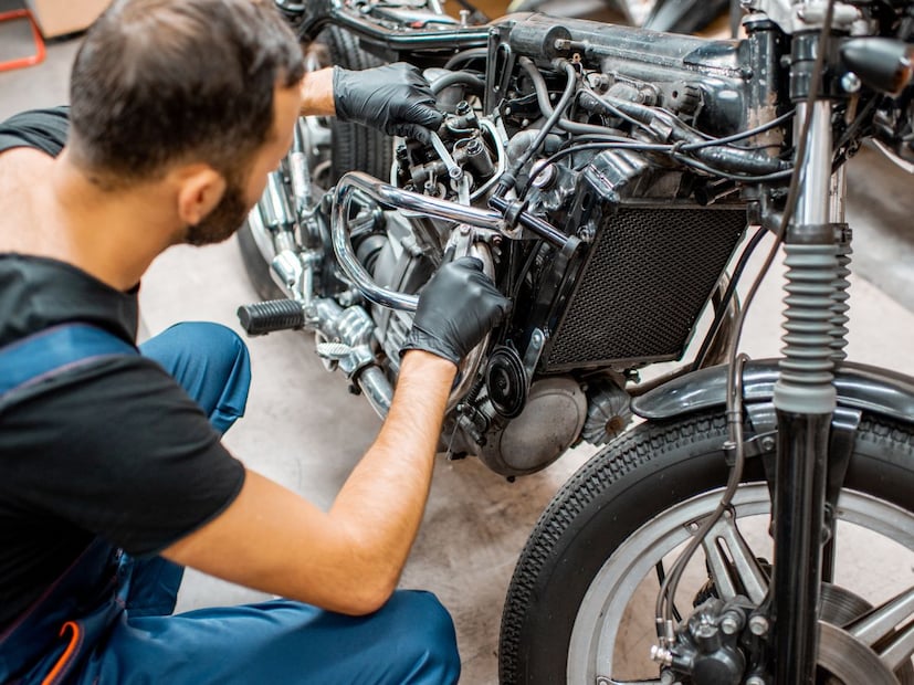 3. सायलेंसरमधून निघणारा काळा धूरजर बाईकच्या सायलेंसरमधून काळा धूर निघताना दिसला, तर हेही ऑइल बदलण्याचं स्पष्ट लक्षण आहे. अशावेळी नवीन ऑइल टाकल्याने इंजिनचा परफॉर्मन्स पुन्हा सुधारतो.