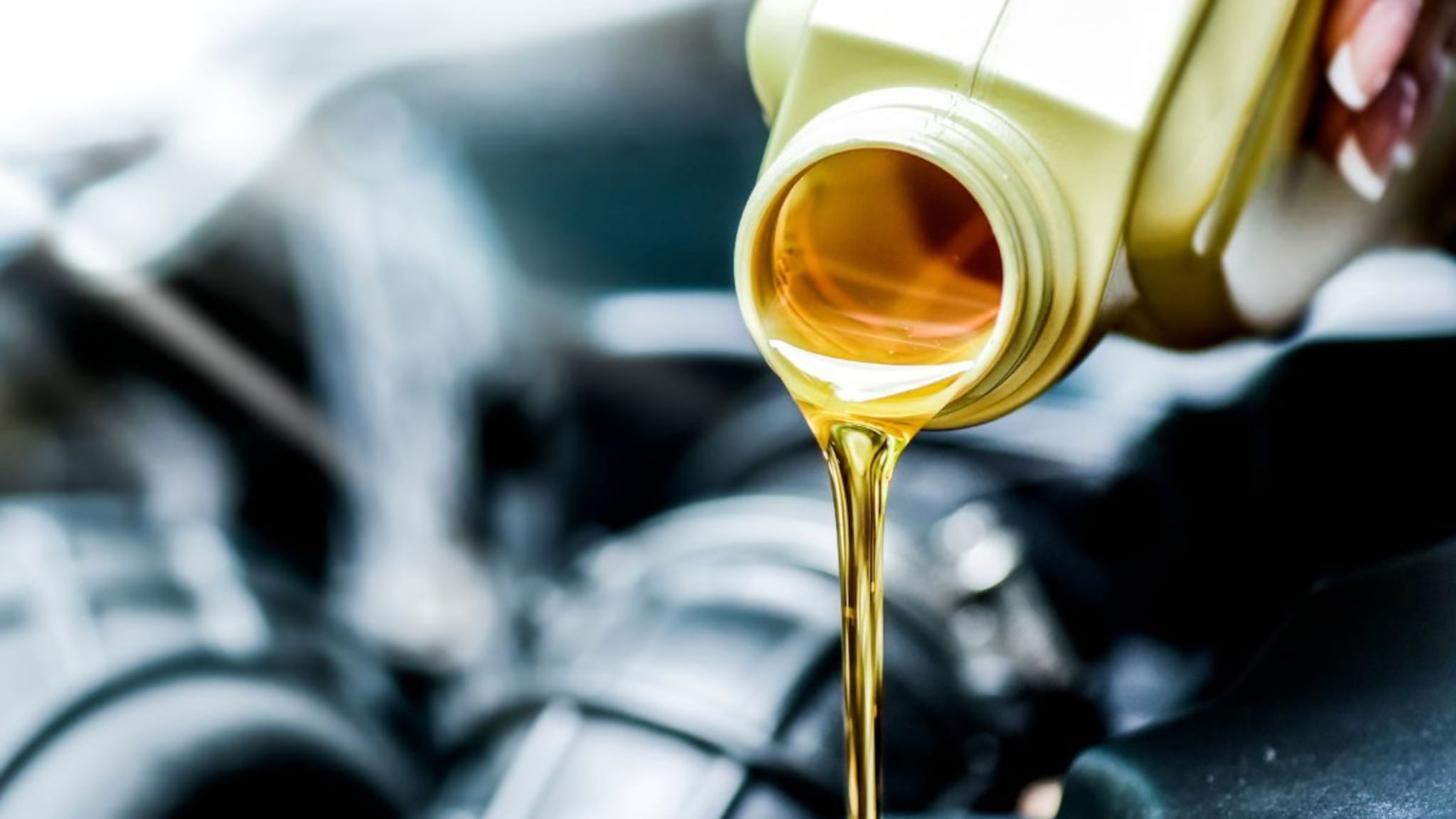 Engine Oil : बाईकच्या इंजिनचं आयुष्य वाढवायचंय? मग ‘हे’ संकेत दिसले की लगेच ऑइल बदला