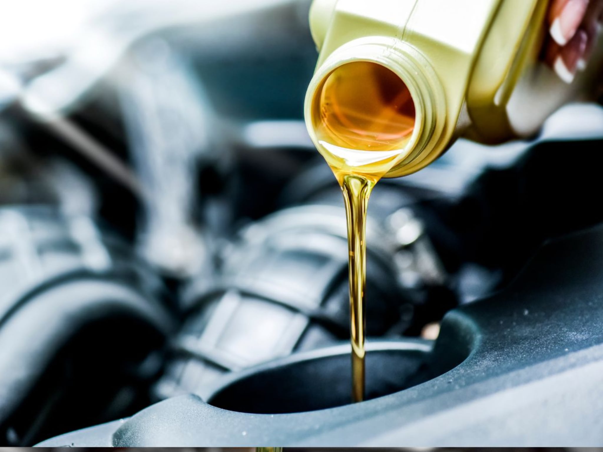 Engine Oil : बाईकच्या इंजिनचं आयुष्य वाढवायचंय? मग ‘हे’ संकेत दिसले की लगेच ऑइल बदला
