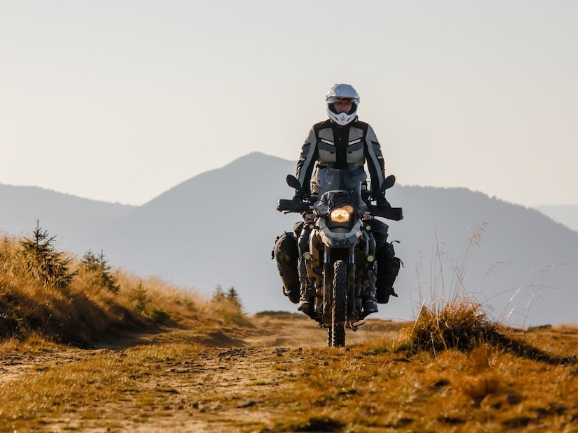 पण असं का? तर आपण आधी हे टोल का घेतला जातो? हे समजून घेऊटोल म्हणजे रस्त्यांच्या बांधकाम, दुरुस्ती आणि देखभालीसाठी सरकारकडून घेतला जाणारा शुल्क. पण दोनचाकी वाहनं वजनाने हलकी आणि आकाराने लहान असल्यामुळे ती रस्त्यावर फारसा दबाव टाकत नाहीत. उलट ट्रक, बस यांसारखी जड वाहनं रस्त्याचं जास्त नुकसान करतात. त्यामुळे बाईकसारख्या हलक्या वाहनांवर टोल आकारणं व्यावहारिकदृष्ट्या आवश्यक नसतं.