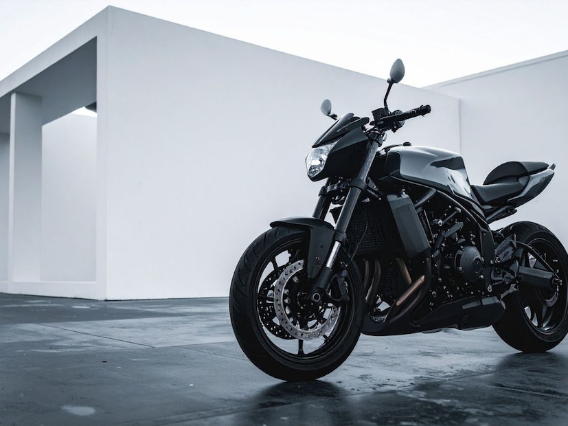 1. डॅशबोर्डवरचं इंडिकेशनआजकालच्या बहुतांश बाइकमध्ये इंजिन ऑइलसाठी सेन्सर असतात. ऑइल कमी झालं की डॅशबोर्डवर इंडिकेशन लाइट लागते. हे दिसताच ताबडतोब ऑइल बदला. दुर्लक्ष केल्यास इंजिनचं नुकसान होऊ शकतं.