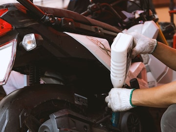 बाईकच्या इंजिनचं आयुष्य वाढवायचंय? मग ‘हे’ संकेत दिसले की लगेच ऑइल बदला बाईकच्या इंजिनचं आयुष्य वाढवायचंय? मग ‘हे’ संकेत दिसले की लगेच ऑइल बदला