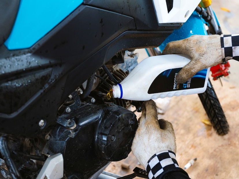 5. ऑइल लेव्हल कमी होणंबाईकच्या इंजिनाशेजारी असलेल्या छोट्या काचेतून ऑइलची पातळी दिसते. जर पातळी कमी वाटली तर नवीन ऑइल घालणं गरजेचं आहे. ऑइलची कमतरता इंजिनला ओव्हरहिट होण्यास कारणीभूत ठरू शकते.