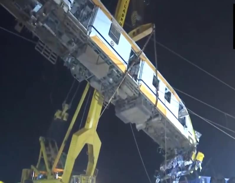 सध्या लोको पायलटची चूक होती की सिस्टीम फेलियर झाले, हे लगेच सांगणे घाईचे ठरेल, असे एका अधिकाऱ्याने स्पष्ट केले. अपघाताचे सखोल विश्लेषण केले जात आहे.धडकेनंतर बिलासपूर स्टेशन यार्डात तात्काळ गोंधळ माजला. मदत आणि बचाव पथकांनी त्वरित घटनास्थळी धाव घेतली आणि प्रवाशांना सुरक्षितपणे बाहेर काढले. 