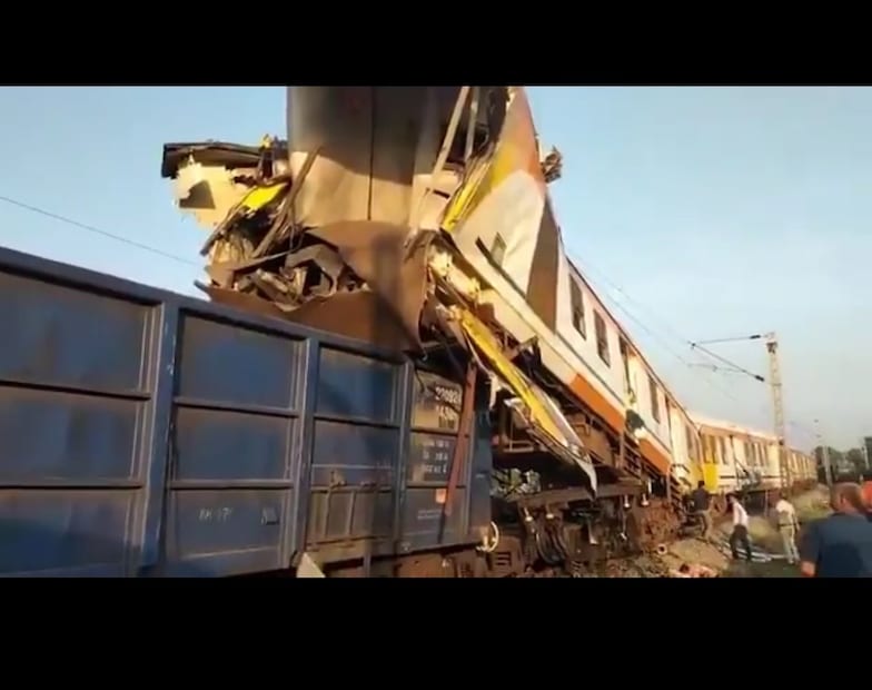  घटनेच्या ठिकाणी रेल्वेचे उच्च अधिकारी आणि तांत्रिक तज्ज्ञ उपस्थित आहेत. या दुर्घटनेनंतर रेल्वेने संपूर्ण सिग्नलिंग सिस्टीमची समग्र चौकशी करण्याचे आदेश दिले आहेत. तसेच, मेमू ट्रेनच्या चालकाला सिग्नलची योग्य माहिती वेळेवर मिळाली होती की नाही, याबद्दलची देखील तपासणी केली जात आहे.