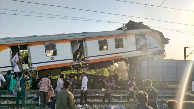 दक्षिण पूर्व मध्य रेल्वे (SECR) च्या सूत्रांनी सांगितले की, प्रथमदर्शनी सिग्नल ओलांडणे हेच या दुर्घटनेचे मुख्य कारण असल्याचे स्पष्ट होत आहे. रेल्वेच्या ऑपरेशन विभागाच्या माहितीनुसार, मेमू ट्रेन बिलासपूर स्टेशनजवळ पोहोचत असताना समोरच्या मार्गावर एक मालगाडी आधीच उभी होती. मेमू ट्रेनचा चालक सिग्नलवर थांबण्यात अयशस्वी ठरला आणि ट्रेन थेट मालगाडीवर आदळली.