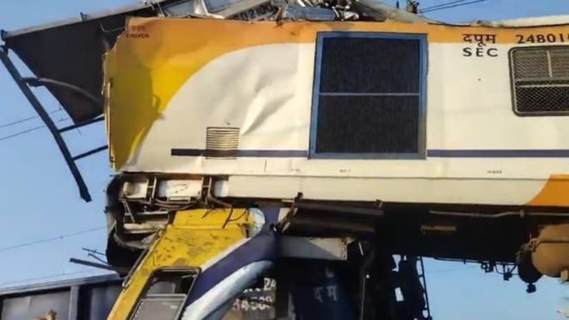 सोमवारी साधारण संध्याकाळी ४ वाजण्याच्या सुमारास बिलासपूर स्टेशनच्या यार्डजवळ हा अपघात झाला. ही धडक इतकी जबरदस्त होती की, पॅसेंजर ट्रेनचा एक डबा मालगाडीच्या अगदी वर चढला. प्राथमिक तपासात मिळालेल्या माहितीनुसार, मेमू लोकल ट्रेनने निर्धारित सिग्नल पार केला आणि हा अपघात घडला. 