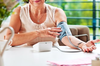 महिला आणि पुरुषांच्या वयानुसार किती रक्तदाब असावा? लगेच समजून घ्या