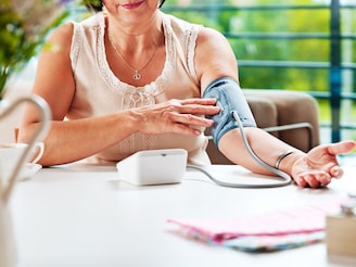 महिला आणि पुरुषांच्या वयानुसार किती रक्तदाब असावा? लगेच समजून घ्या